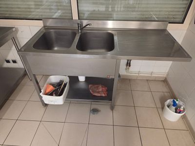 une cuisine équipée d'un évier et de deux lavabos