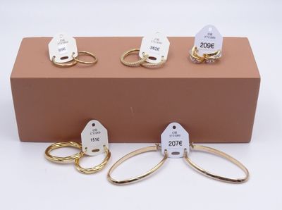 trois bagues en or et une paire de bagues en or sur lesquelles est apposée une étiquette de prix
