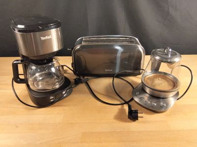Lot d'une cafetière et grille-pain Tefal, et bouilloire Rivi…