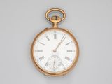 une montre de poche en or avec des chiffres romains sur le cadran