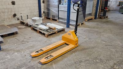 un chariot élévateur qui se trouve au milieu d'une pièce