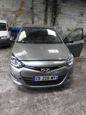 une voiture argentée garée dans un parking