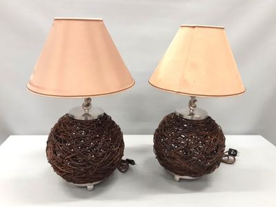 Paire de lampes en osier et monture en aluminium.