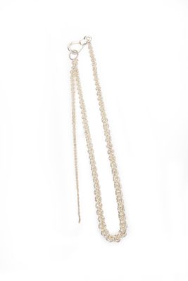 Ensemble collier et boucles d'oreilles en argent sterling sur fond blanc