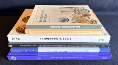 plusieurs livres sont empilés sur une table