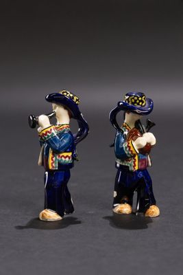 deux figurines représentant un homme et une femme jouant d'un instrument