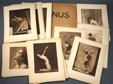 tout un tas de vieilles photos de nus posées sur une table