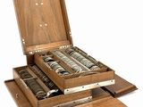 une boîte en bois contenant un ensemble d'argenterie
