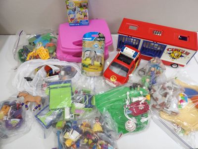beaucoup de jouets sur la table