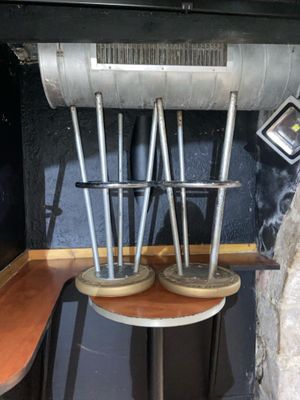 une petite table dans laquelle sont plantés tout un tas de bâtonnets