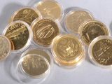 une pile de pièces de monnaie posée sur une table