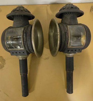 deux lampes accrochées au mur l'une à côté de l'autre