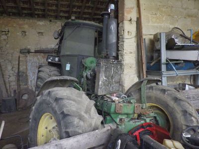 un tracteur garé dans un garage