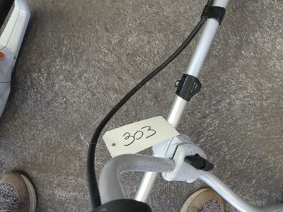 une personne debout à côté d'un scooter sur lequel est collé un autocollant
