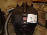 un aspirateur posé sur le sol du garage