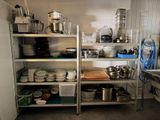 une cuisine avec beaucoup de vaisselle sur les étagères