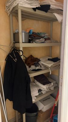 un placard contenant des vêtements et d'autres objets sur les étagères