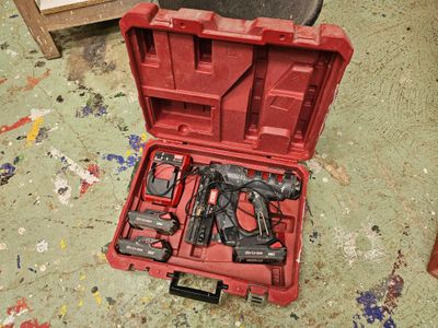 une boîte à outils rouge avec des outils sur le sol