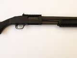 un gros plan d'un fusil sur une surface blanche avec un fond blanc