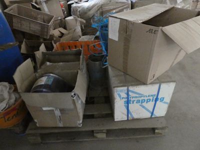 une pile de cartons sur une palette dans un entrepôt