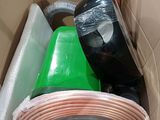 une boîte en carton remplie de différents types d'appareils électriques
