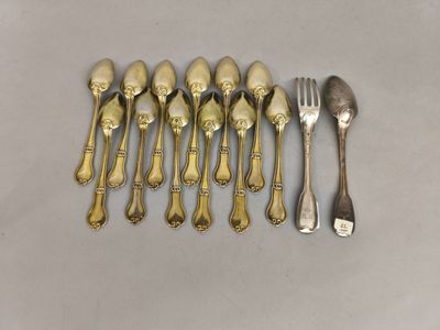 six cuillères et une fourchette sont alignées sur une table