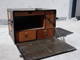 une vieille valise posée par terre