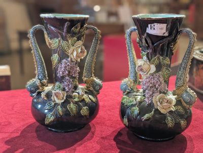 Paire de vases en barbotine, flanqués de prises figurant des…