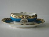 une image représentant une tasse et une soucoupe bleues et blanches posées sur une surface blanche