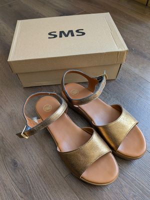 Paire de chaussures de marque SMS
