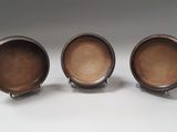 trois bols marron empilés les uns sur les autres sur une table