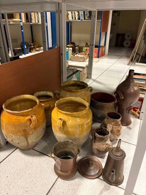 de nombreux vases posés les uns à côté des autres sur le sol