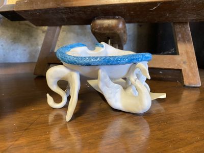 une petite figurine d'éléphant posée sur une table en bois