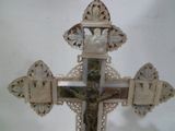 une croix exposée sur une table