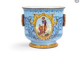 un vase bleu sur lequel est représenté un homme et une femme