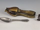 une cuillère et un repose-cuillère l'un à côté de l'autre