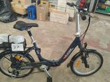 un vélo garé dans un garage