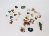 de nombreux types de broches sur un fond blanc