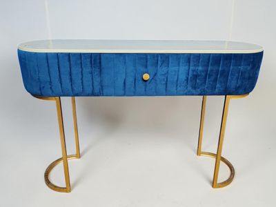 une console bleue et dorée avec un plateau en verre