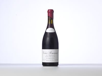 une bouteille de vin posée sur une table blanche
