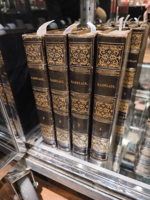 de nombreux livres exposés dans une vitrine