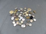tout un tas de montres de différents types sur la table