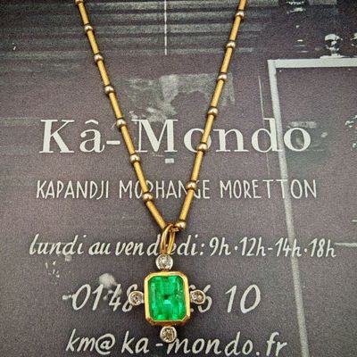 une photo d'un collier orné d'une pierre verte