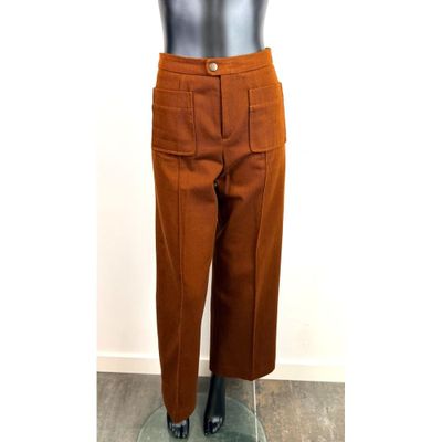 une photo d'un mannequin portant un pantalon marron