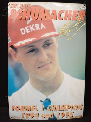 la couverture d'un magazine sur laquelle figure la photo d'un joueur de baseball portant une casquette rouge
