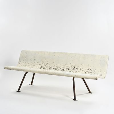 banc en béton avec des pieds en métal sur fond blanc