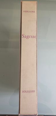 un livre posé sur une table
