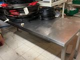 une table sur laquelle sont posés tout un tas de casseroles et de poêles