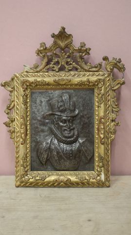 « Buste de Henri IV » en étain repoussé, beau cadre doré (acciden...