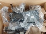 une boîte en carton contenant un tas de câbles